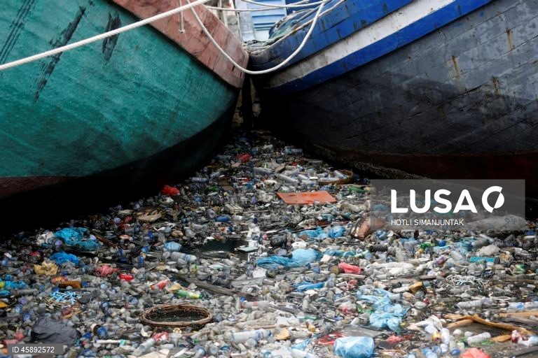 Indonésia: Poluição de plástico em Banda Aceh