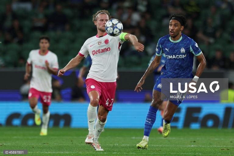 O Sporting venceu ao Marselha, por 2-1, na terceira jornada da fase de liga da Liga dos Campeões de futebol, numa partida em que os anfitriões deram a volta ao resultado com os franceses reduzidos a 10.