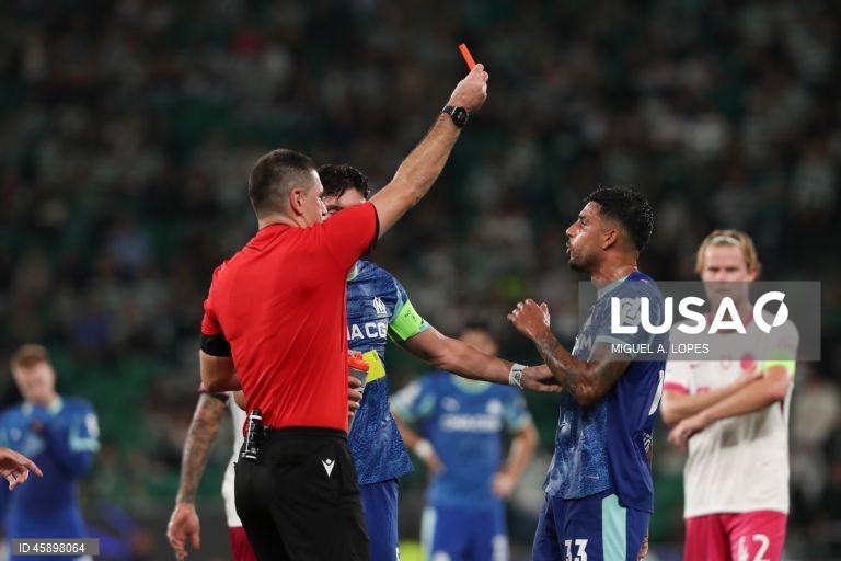 O Sporting venceu ao Marselha, por 2-1, na terceira jornada da fase de liga da Liga dos Campeões de futebol, numa partida em que os anfitriões deram a volta ao resultado com os franceses reduzidos a 10.