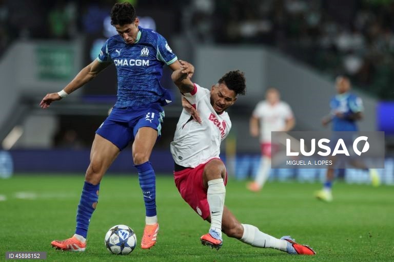 O Sporting venceu ao Marselha, por 2-1, na terceira jornada da fase de liga da Liga dos Campeões de futebol, numa partida em que os anfitriões deram a volta ao resultado com os franceses reduzidos a 10.