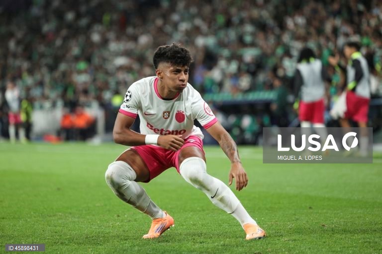 O Sporting venceu ao Marselha, por 2-1, na terceira jornada da fase de liga da Liga dos Campeões de futebol, numa partida em que os anfitriões deram a volta ao resultado com os franceses reduzidos a 10.