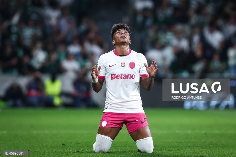 O Sporting venceu ao Marselha, por 2-1, na terceira jornada da fase de liga da Liga dos Campeões de futebol, numa partida em que os anfitriões deram a volta ao resultado com os franceses reduzidos a 10.