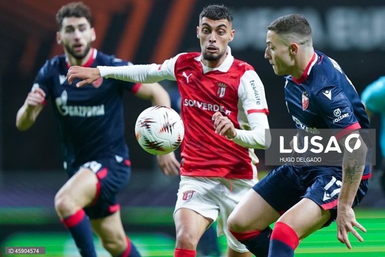 O Sporting de Braga manteve hoje a invencibilidade na Liga Europa de futebol, ao impor-se em casa aos sérvios do Estrela Vermelha por 2-0, na terceira jornada da fase de liga da competição.