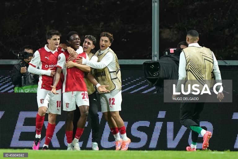 O Sporting de Braga manteve hoje a invencibilidade na Liga Europa de futebol, ao impor-se em casa aos sérvios do Estrela Vermelha por 2-0, na terceira jornada da fase de liga da competição.