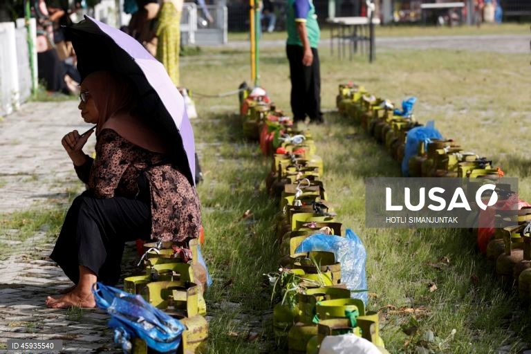 Indonésia: População recebe bilhas de gás subsidiado pelo Estado em Banda Aceh