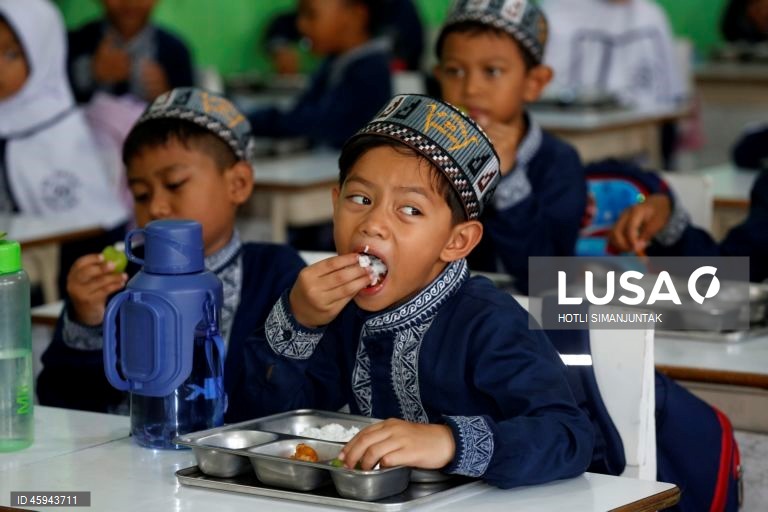 Indonésia: Programa alimentar escolar dá refeições a mais de 38 milhões de crianças