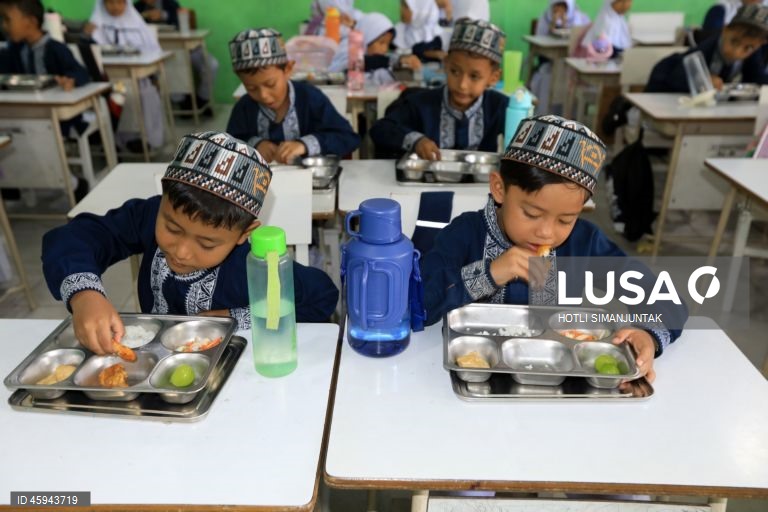 Indonésia: Programa alimentar escolar dá refeições a mais de 38 milhões de crianças