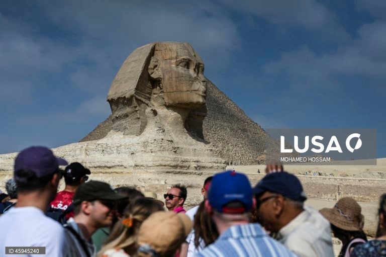 Turistas visitam o planalto de Gizé antes da inauguração do grande museu egípcio.