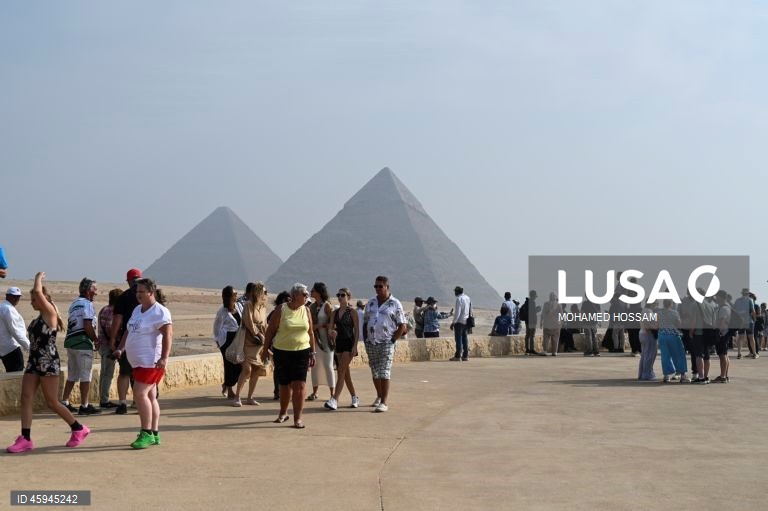 Turistas visitam o planalto de Gizé antes da inauguração do grande museu egípcio.