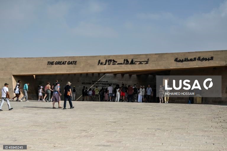 Turistas visitam o planalto de Gizé antes da inauguração do grande museu egípcio.