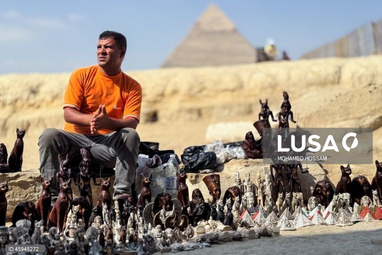 Turistas visitam o planalto de Gizé antes da inauguração do grande museu egípcio.