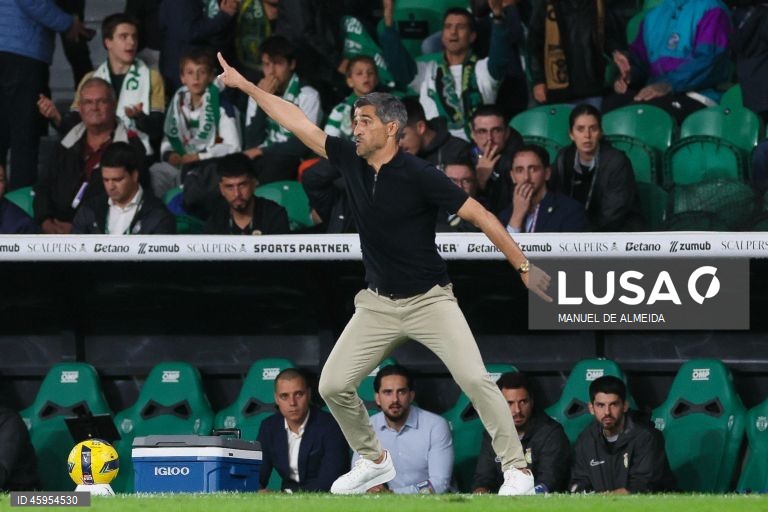 O Sporting venceu hoje o Alverca, por 2-0, na abertura da 10.ª jornada da I Liga portuguesa de futebol, e igualou, à condição, o FC Porto na frente do campeonato.