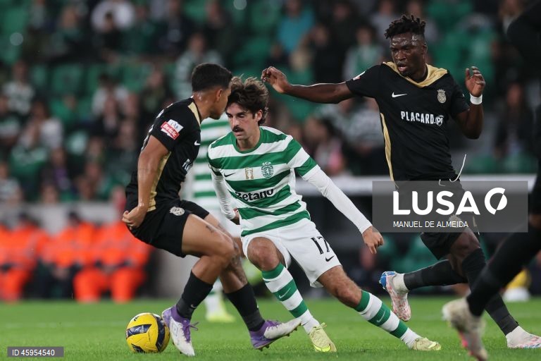 O Sporting venceu hoje o Alverca, por 2-0, na abertura da 10.ª jornada da I Liga portuguesa de futebol, e igualou, à condição, o FC Porto na frente do campeonato.