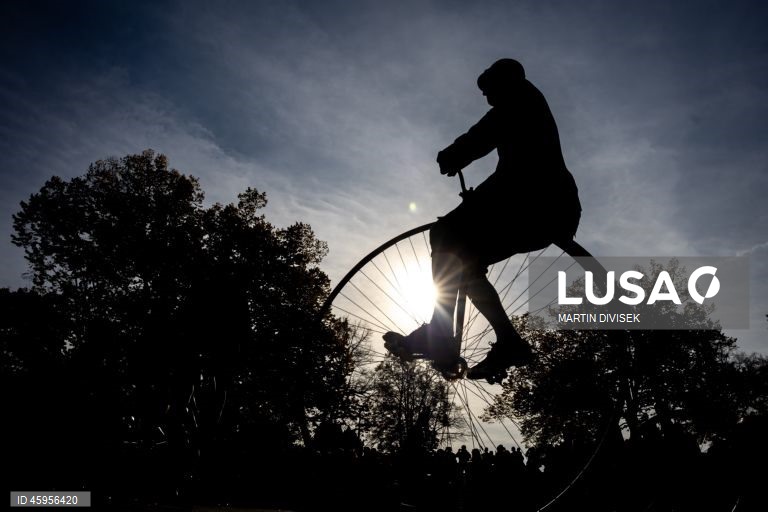 Ciclistas de bicicletas de roda alta reúnem-se para a corrida One Mile, em Praga.