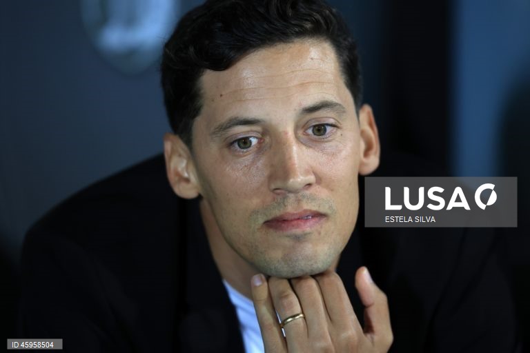  O Benfica venceu hoje o Vitória de Guimarães, por 3-0, na 10.ª jornada da I Liga de futebol, e continua a perseguir o duo da frente, a um ponto de FC Porto, com menos um jogo, e Sporting.