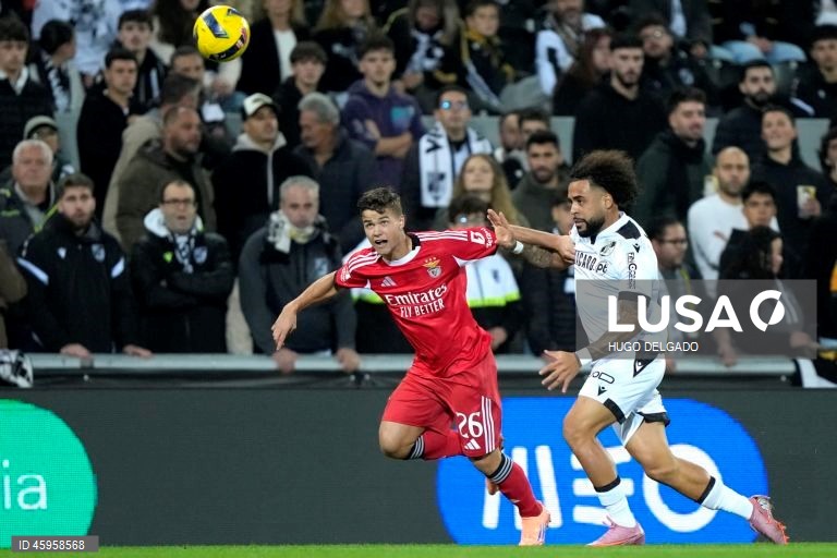  O Benfica venceu hoje o Vitória de Guimarães, por 3-0, na 10.ª jornada da I Liga de futebol, e continua a perseguir o duo da frente, a um ponto de FC Porto, com menos um jogo, e Sporting.