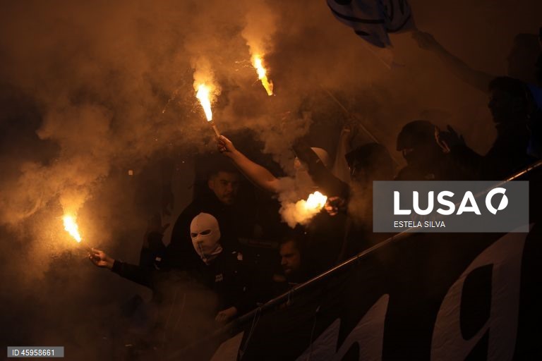  O Benfica venceu hoje o Vitória de Guimarães, por 3-0, na 10.ª jornada da I Liga de futebol, e continua a perseguir o duo da frente, a um ponto de FC Porto, com menos um jogo, e Sporting.