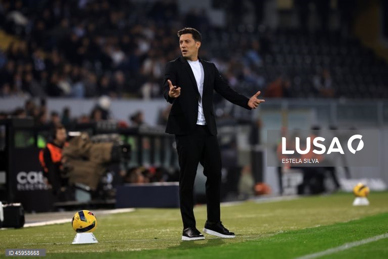  O Benfica venceu hoje o Vitória de Guimarães, por 3-0, na 10.ª jornada da I Liga de futebol, e continua a perseguir o duo da frente, a um ponto de FC Porto, com menos um jogo, e Sporting.