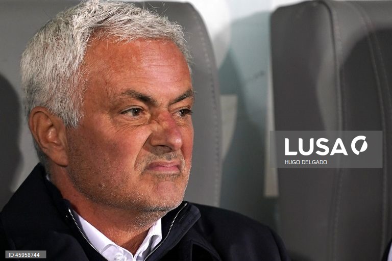  O Benfica venceu hoje o Vitória de Guimarães, por 3-0, na 10.ª jornada da I Liga de futebol, e continua a perseguir o duo da frente, a um ponto de FC Porto, com menos um jogo, e Sporting.