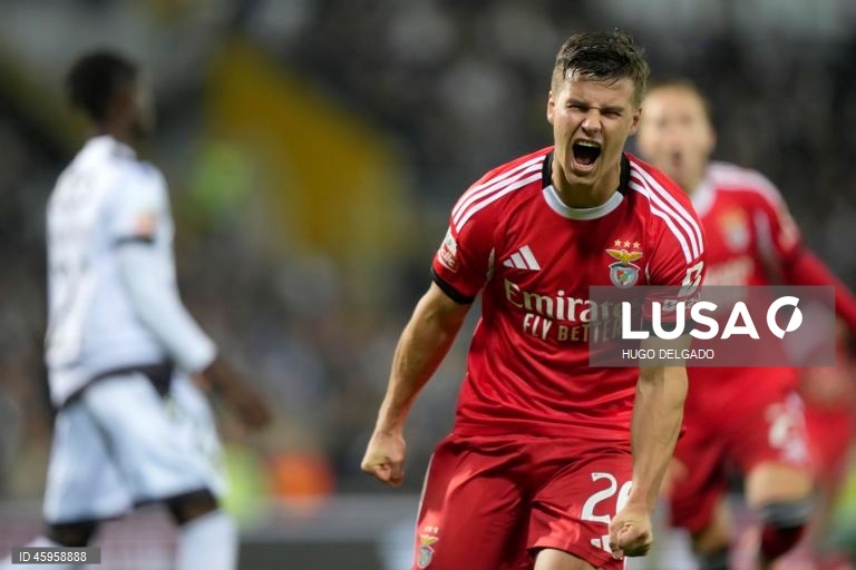  O Benfica venceu hoje o Vitória de Guimarães, por 3-0, na 10.ª jornada da I Liga de futebol, e continua a perseguir o duo da frente, a um ponto de FC Porto, com menos um jogo, e Sporting.