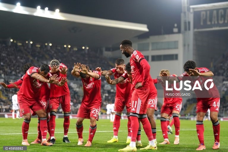 O Benfica venceu hoje o Vitória de Guimarães, por 3-0, na 10.ª jornada da I Liga de futebol, e continua a perseguir o duo da frente, a um ponto de FC Porto, com menos um jogo, e Sporting.
