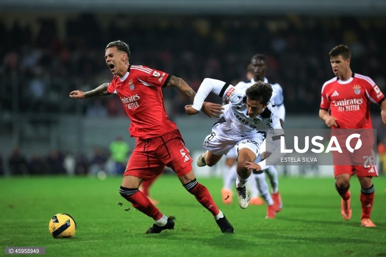  O Benfica venceu hoje o Vitória de Guimarães, por 3-0, na 10.ª jornada da I Liga de futebol, e continua a perseguir o duo da frente, a um ponto de FC Porto, com menos um jogo, e Sporting.