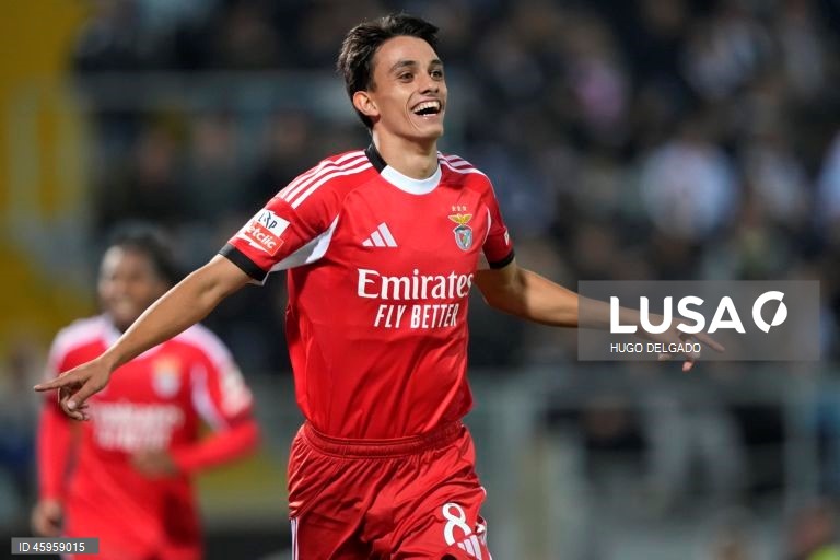  O Benfica venceu hoje o Vitória de Guimarães, por 3-0, na 10.ª jornada da I Liga de futebol, e continua a perseguir o duo da frente, a um ponto de FC Porto, com menos um jogo, e Sporting.