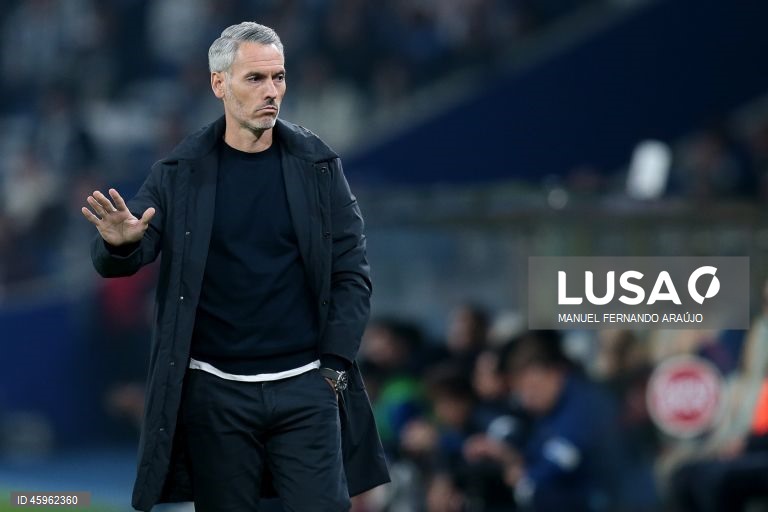 O líder FC Porto venceu hoje na receção ao Sporting de Braga, por 2-1, na 10.ª jornada da I Liga portuguesa de futebol, e manteve a vantagem na frente para os rivais.