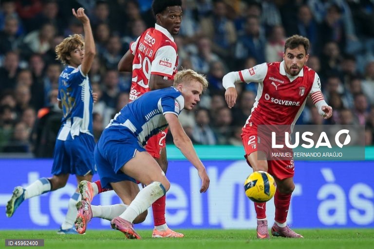 O líder FC Porto venceu hoje na receção ao Sporting de Braga, por 2-1, na 10.ª jornada da I Liga portuguesa de futebol, e manteve a vantagem na frente para os rivais.