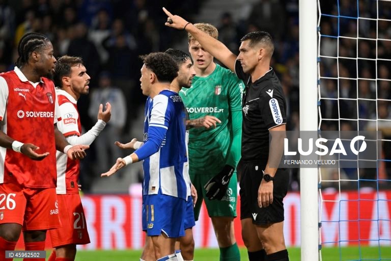 O líder FC Porto venceu hoje na receção ao Sporting de Braga, por 2-1, na 10.ª jornada da I Liga portuguesa de futebol, e manteve a vantagem na frente para os rivais.