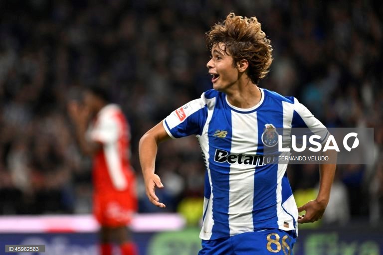 O líder FC Porto venceu hoje na receção ao Sporting de Braga, por 2-1, na 10.ª jornada da I Liga portuguesa de futebol, e manteve a vantagem na frente para os rivais.