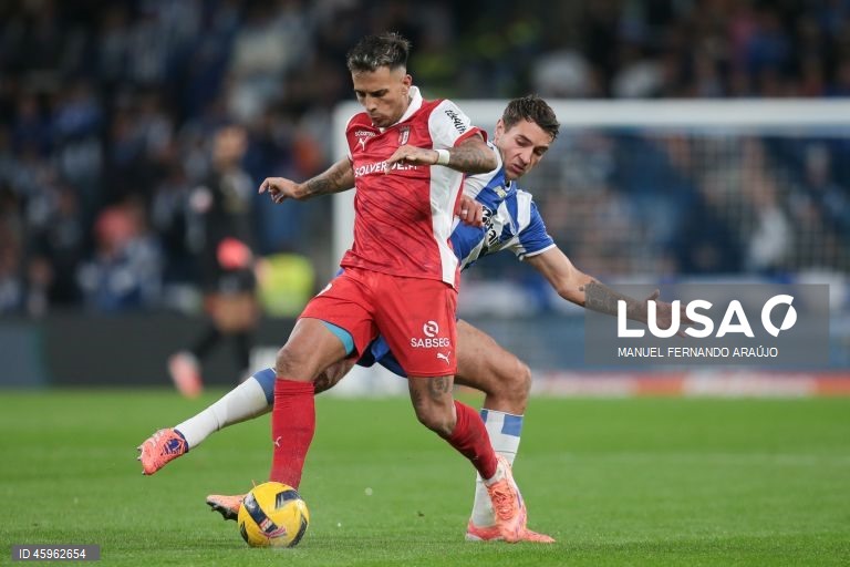 O líder FC Porto venceu hoje na receção ao Sporting de Braga, por 2-1, na 10.ª jornada da I Liga portuguesa de futebol, e manteve a vantagem na frente para os rivais.