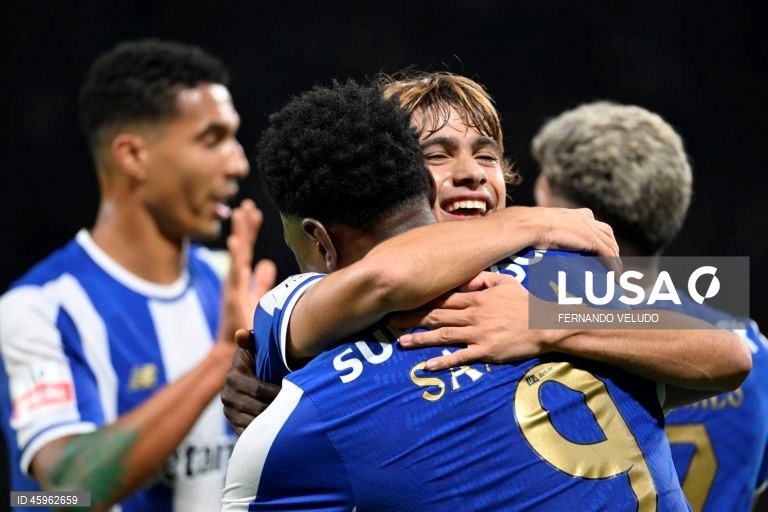 O líder FC Porto venceu hoje na receção ao Sporting de Braga, por 2-1, na 10.ª jornada da I Liga portuguesa de futebol, e manteve a vantagem na frente para os rivais.