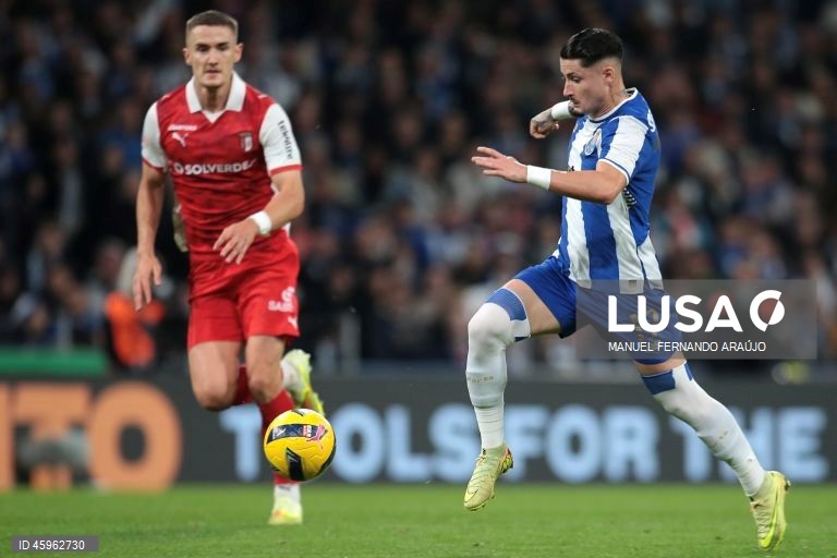 O líder FC Porto venceu hoje na receção ao Sporting de Braga, por 2-1, na 10.ª jornada da I Liga portuguesa de futebol, e manteve a vantagem na frente para os rivais.
