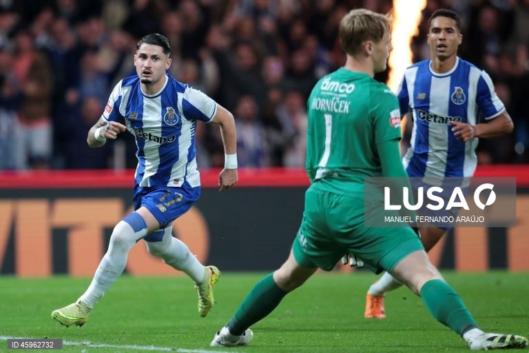 O líder FC Porto venceu hoje na receção ao Sporting de Braga, por 2-1, na 10.ª jornada da I Liga portuguesa de futebol, e manteve a vantagem na frente para os rivais.