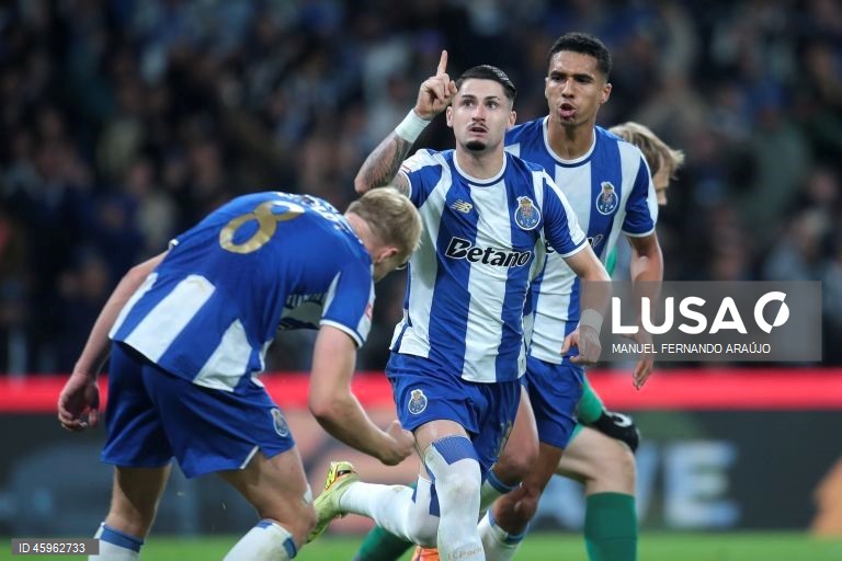 O líder FC Porto venceu hoje na receção ao Sporting de Braga, por 2-1, na 10.ª jornada da I Liga portuguesa de futebol, e manteve a vantagem na frente para os rivais.
