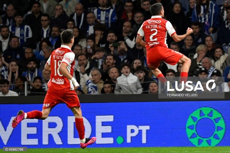 O líder FC Porto venceu hoje na receção ao Sporting de Braga, por 2-1, na 10.ª jornada da I Liga portuguesa de futebol, e manteve a vantagem na frente para os rivais.