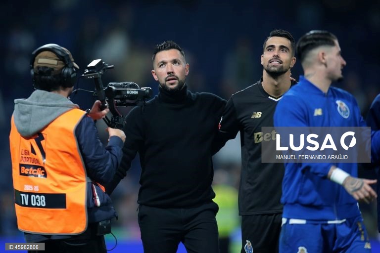 O líder FC Porto venceu hoje na receção ao Sporting de Braga, por 2-1, na 10.ª jornada da I Liga portuguesa de futebol, e manteve a vantagem na frente para os rivais.