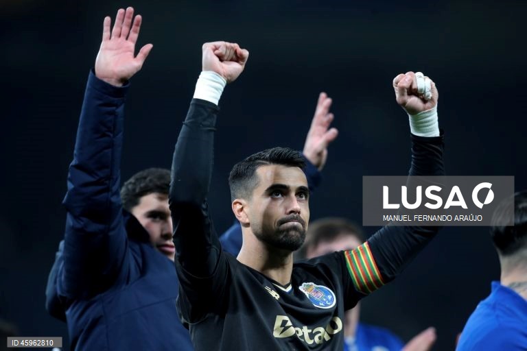 O líder FC Porto venceu hoje na receção ao Sporting de Braga, por 2-1, na 10.ª jornada da I Liga portuguesa de futebol, e manteve a vantagem na frente para os rivais.