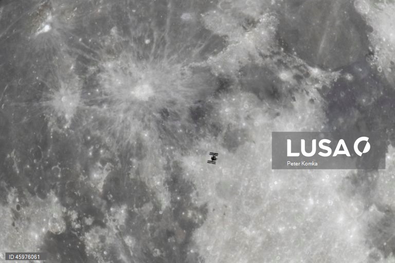 A Estação Espacial Internacional (ISS) em órbita da Terra é capturada em primeiro plano da Lua a partir de Szurdokpuspoki, norte da Hungria.