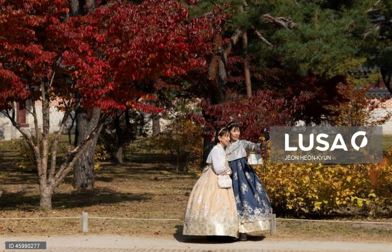 Coreia do Sul: Turistas vestidos com o tradicional "hanbok" tiram selfies no Palácio Gyeongbokgung, em Seul
