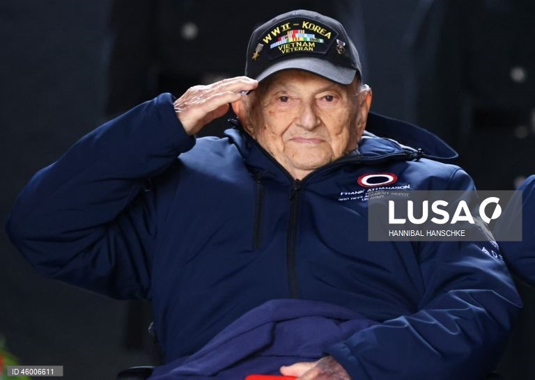 Veteranos norte-americanos da Segunda Guerra Mundial participam de cerimónia de colocação de coroas de flores no memorial das Forças Armadas alemãs em Berlim