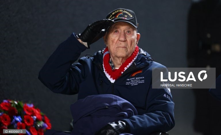 Veteranos norte-americanos da Segunda Guerra Mundial participam de cerimónia de colocação de coroas de flores no memorial das Forças Armadas alemãs em Berlim