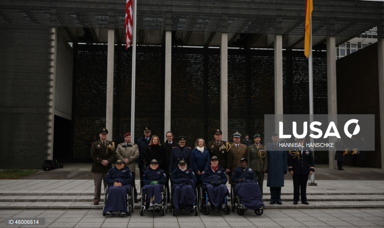 Veteranos norte-americanos da Segunda Guerra Mundial participam de cerimónia de colocação de coroas de flores no memorial das Forças Armadas alemãs em Berlim