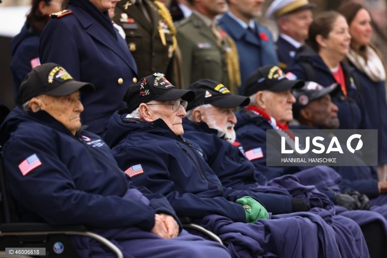 Veteranos norte-americanos da Segunda Guerra Mundial participam de cerimónia de colocação de coroas de flores no memorial das Forças Armadas alemãs em Berlim