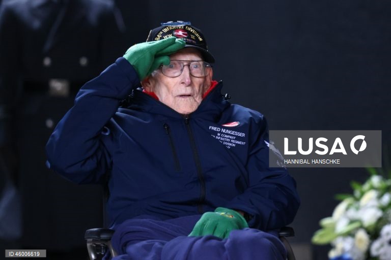 Veteranos norte-americanos da Segunda Guerra Mundial participam de cerimónia de colocação de coroas de flores no memorial das Forças Armadas alemãs em Berlim