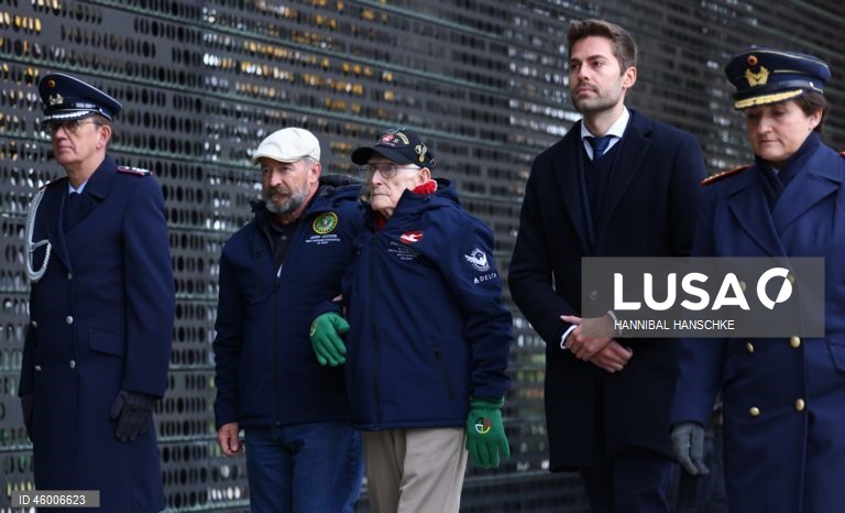 Veteranos norte-americanos da Segunda Guerra Mundial participam de cerimónia de colocação de coroas de flores no memorial das Forças Armadas alemãs em Berlim