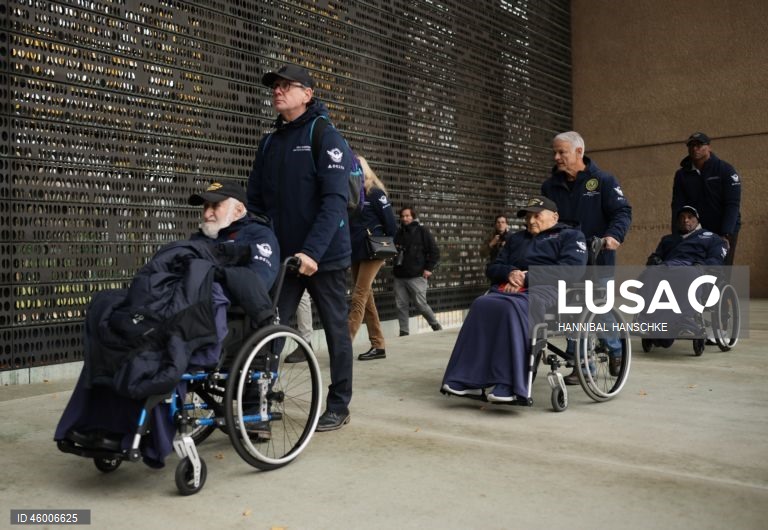Veteranos norte-americanos da Segunda Guerra Mundial participam de cerimónia de colocação de coroas de flores no memorial das Forças Armadas alemãs em Berlim
