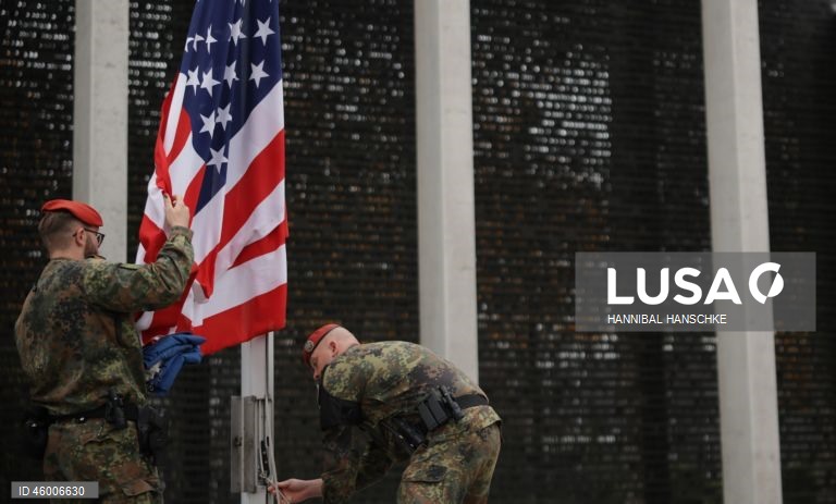Veteranos norte-americanos da Segunda Guerra Mundial participam de cerimónia de colocação de coroas de flores no memorial das Forças Armadas alemãs em Berlim