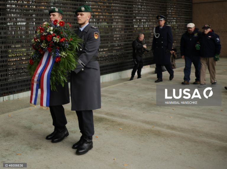 Veteranos norte-americanos da Segunda Guerra Mundial participam de cerimónia de colocação de coroas de flores no memorial das Forças Armadas alemãs em Berlim